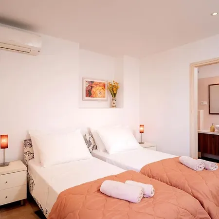 Everything Just A Few Steps Away 公寓