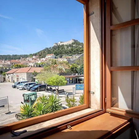 Everything Just A Few Steps Away 赫瓦尔