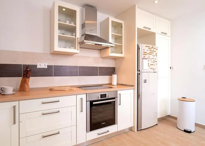 Everything Just A Few Steps Away 赫瓦尔